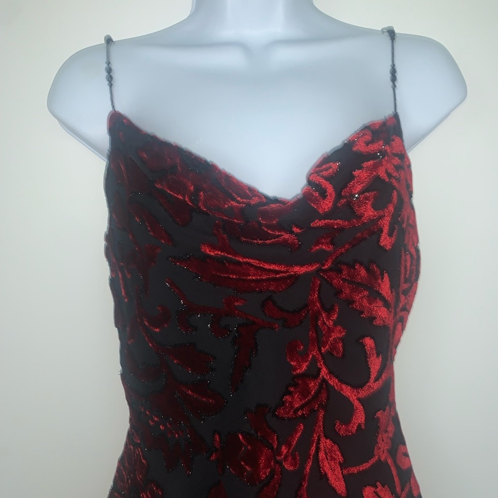 Caché black silk w/ gorgeous deep red, crushed velvet overlay. Fully lined.